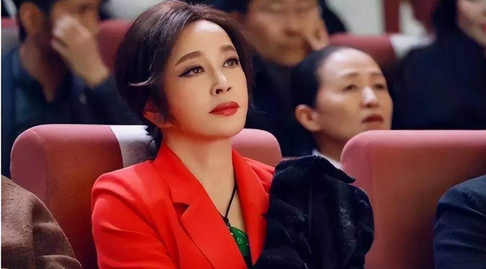 70岁"老丫头"刘晓庆近照流出!网友:不老女神都是假的!_生活_人生_时间