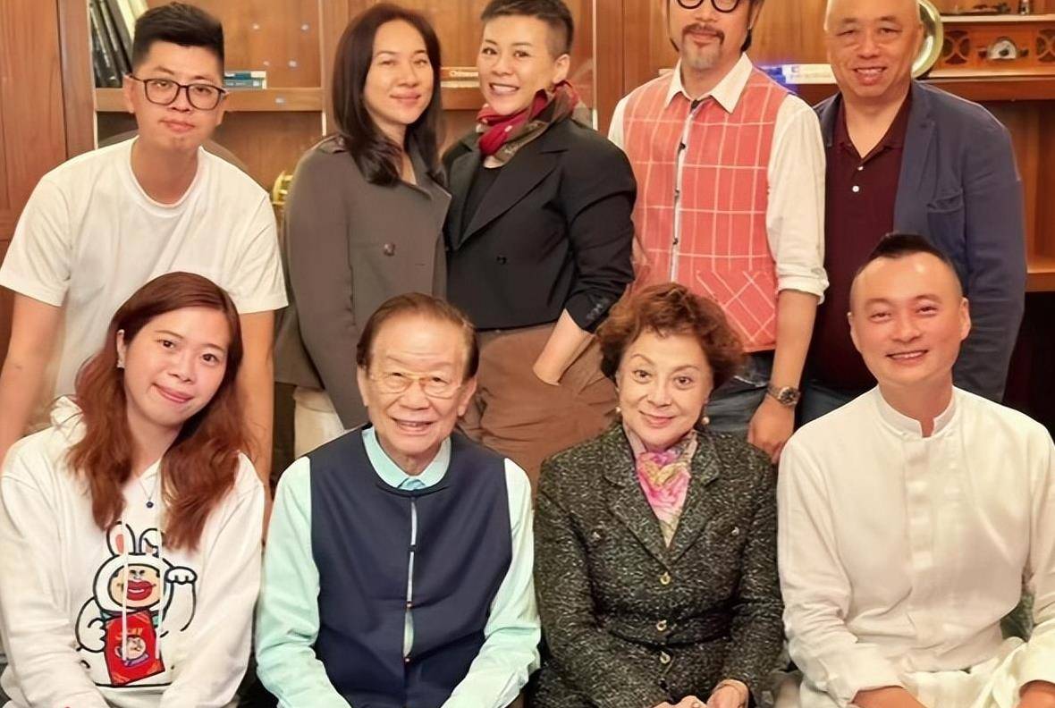 81岁的卢秋萍,戏里与卢海鹏阴阳相隔,现实的丈夫是一名成功商_吴建邦