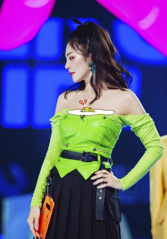 张雨绮真是"人间富贵花",穿红裙配芭比粉蝴蝶结,不显丑反而更亮眼