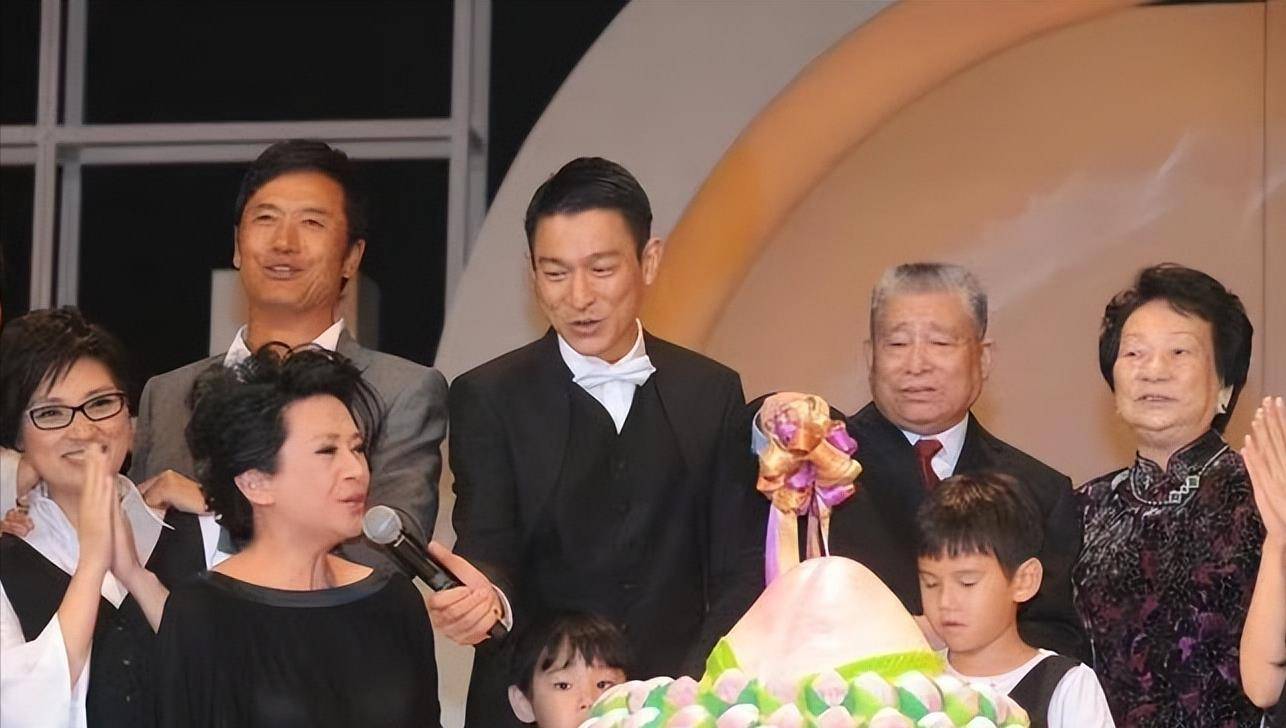 刘德华为父送行,一代天王尽显孝顺,六兄妹罕见同框!_父亲_香港_刘礼