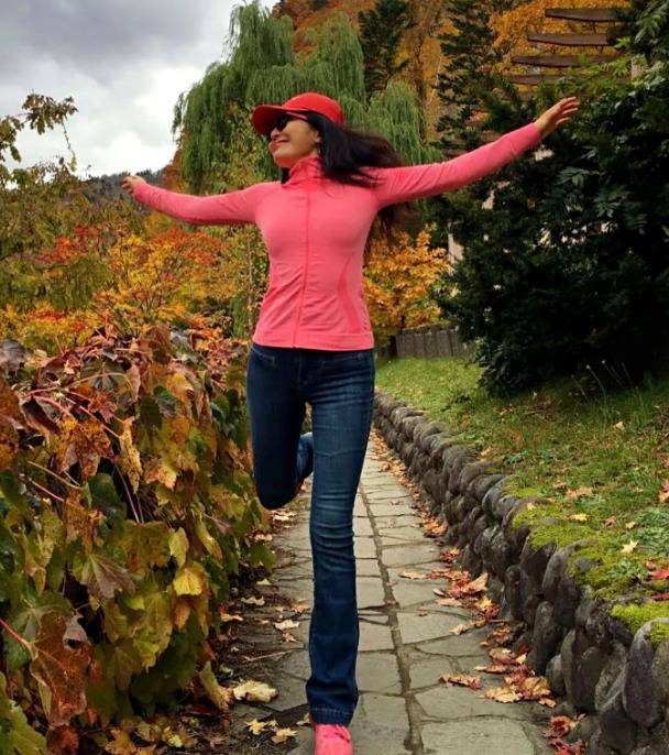 57岁不老女神,27岁少女身材,当众搂抱真腻歪_田岷_运动_整体