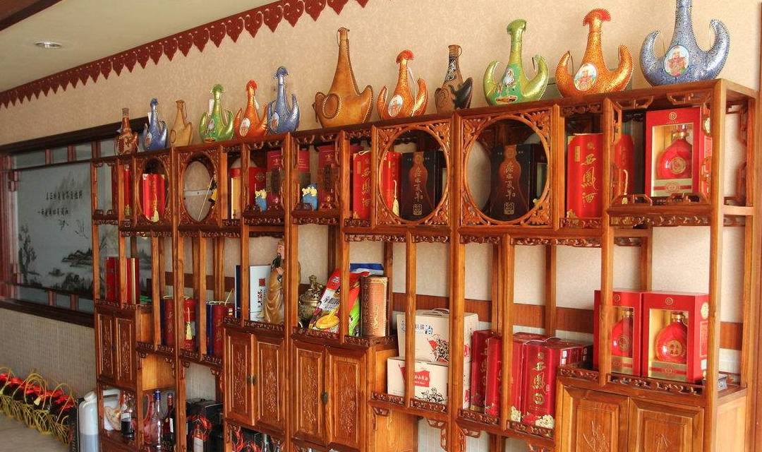 如果你不是收藏爱好者,不管是古董还是各种酒,最好不要买这种博古架和