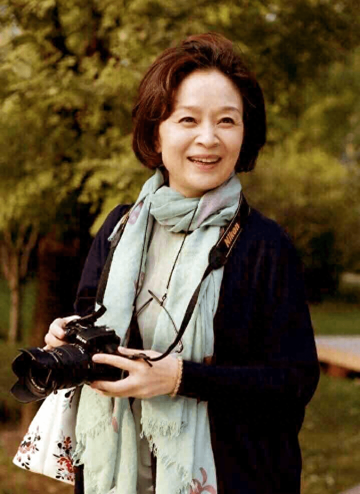 刘莉莉:演"巧姑"成名,离婚后嫁富商,大龄女儿是骄傲也是心病_舞蹈