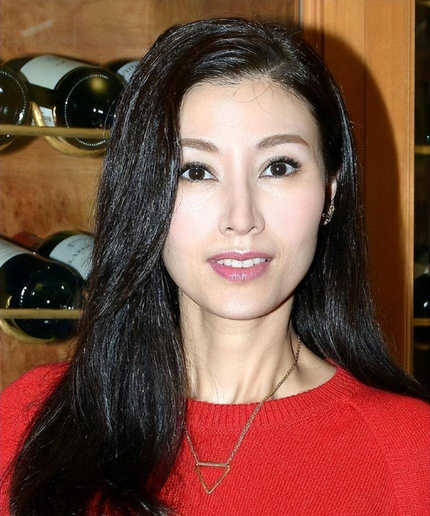 李嘉欣面部松弛,小腹发福,女神也老了,这一次合照的女网友赢了_香港