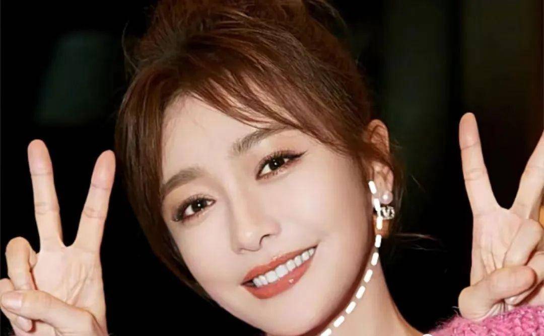 从土气厚重的造型到白月女神的逆袭,我带你揭秘秦岚逆袭让方脸变美的