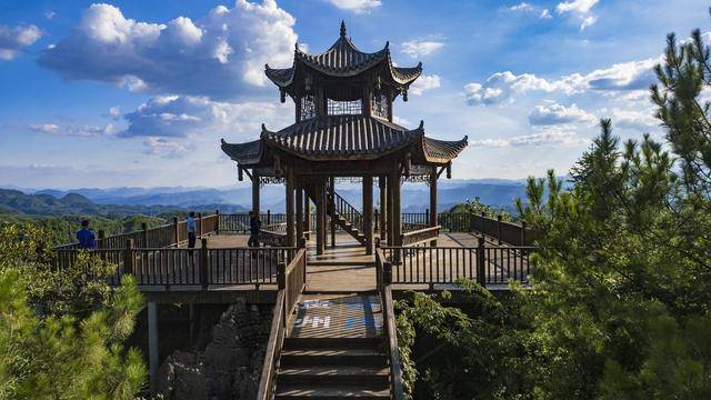 道真石门天乡,夏天平均气温21.3℃,夏天晚上必须裹铺盖睡觉.