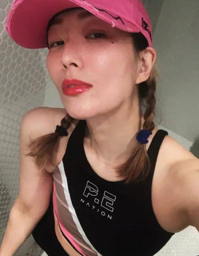 郑秀文晒运动美照,穿背心秀出好身材,香汗淋漓太活力_头发_青春_皮肤