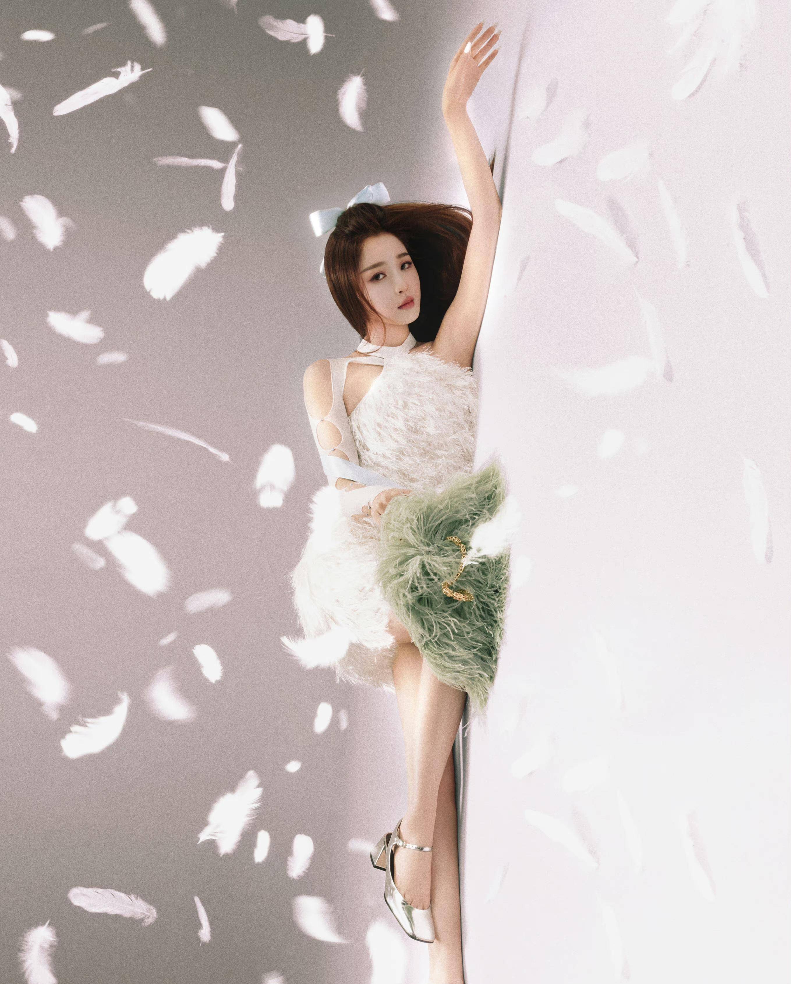 虞书欣登上仙境封面,身穿飘逸连衣裙露出双腿,尽显宅男女神风范_白