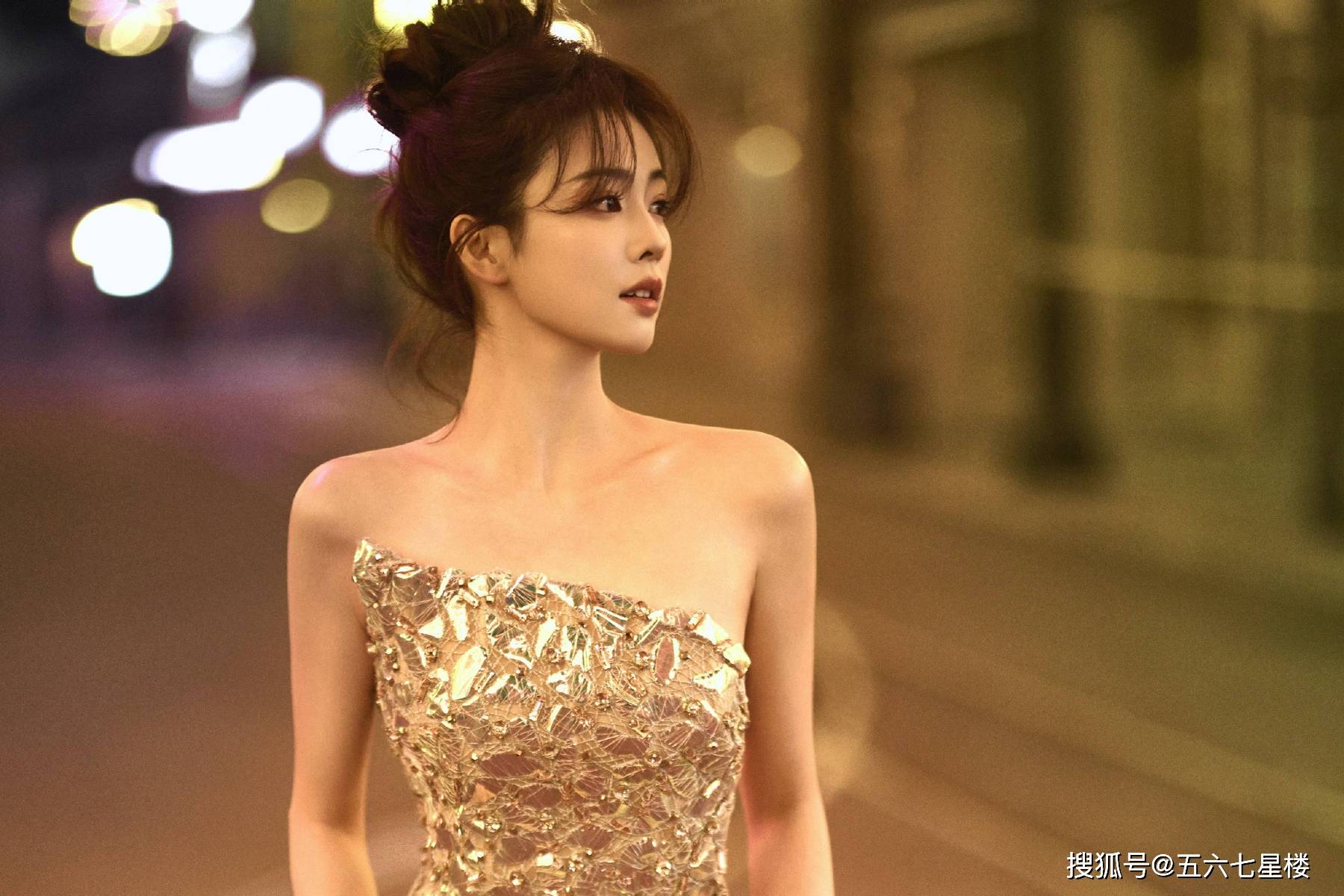 白鹿穿鎏金闪片抹胸裙 妩媚迷人 回眸一瞬定终身_时尚_魅力_夜空