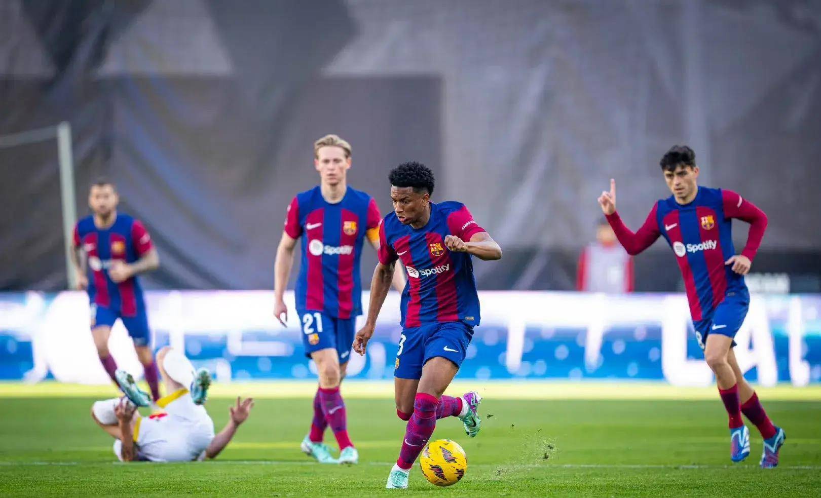 足坛疯狂一夜:阿森纳绝杀登顶,多特大逆转,巴萨爆冷_破门_上半场_全场