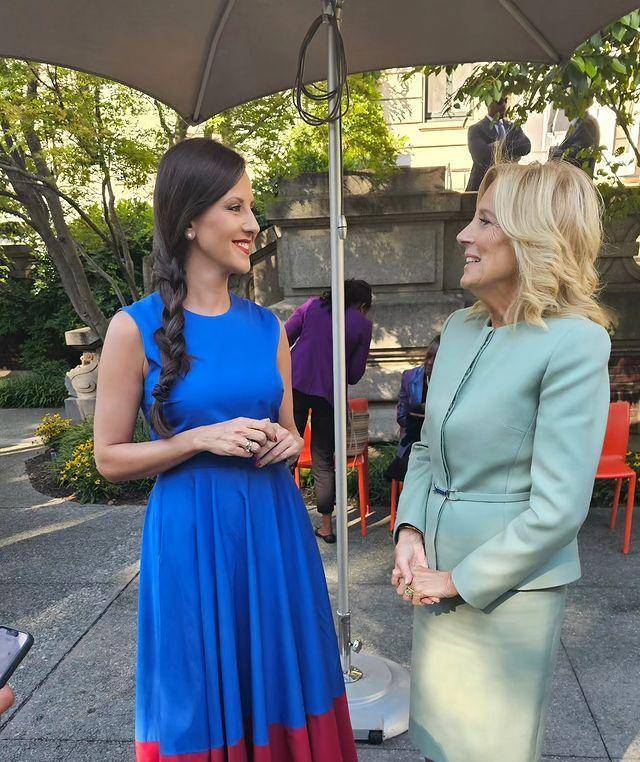 武契奇老婆出差穿吊带裙太美了!