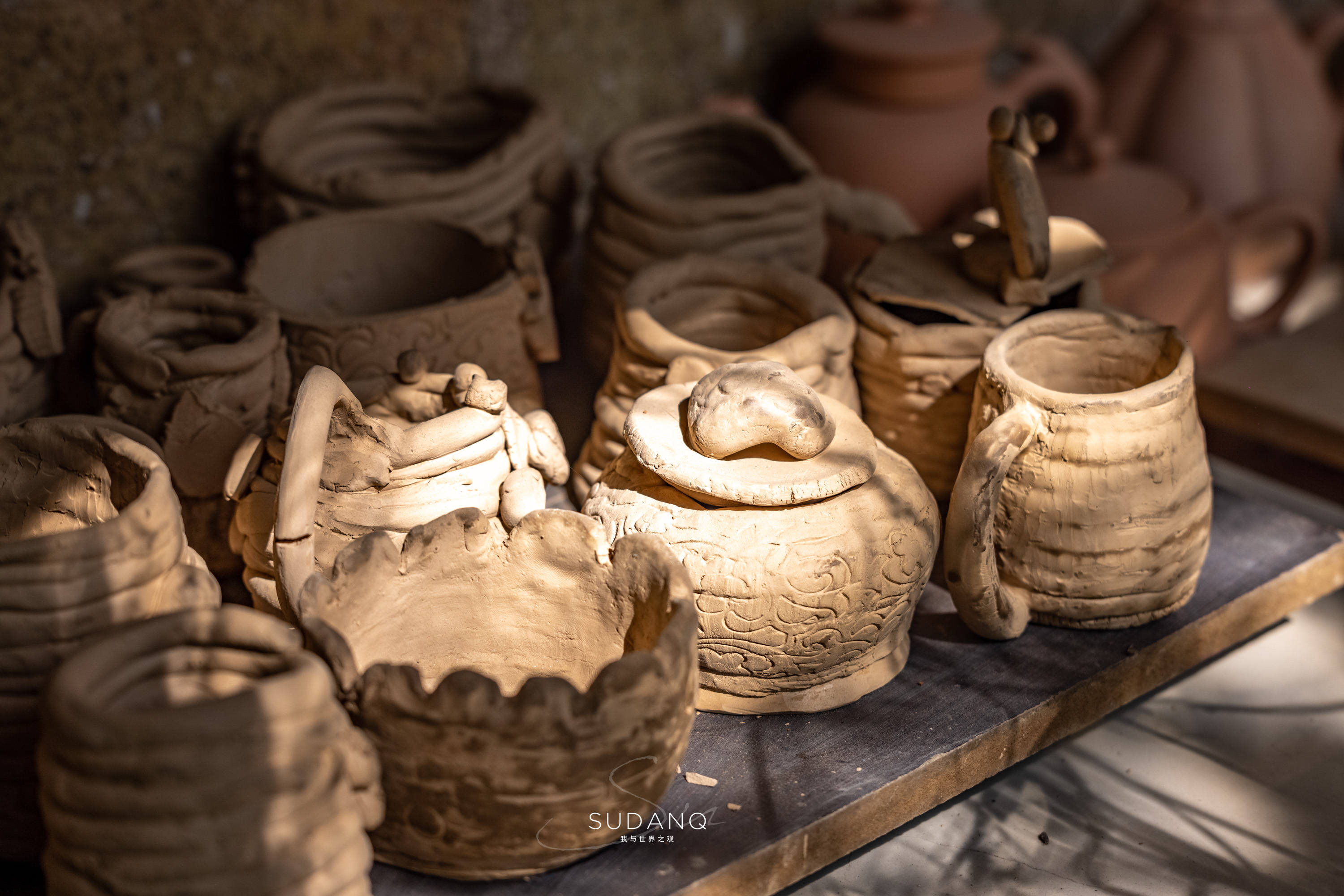 会理绿陶因采用"孔雀绿石"配料而得名,呈宝石绿色,清爽素雅,叩之有