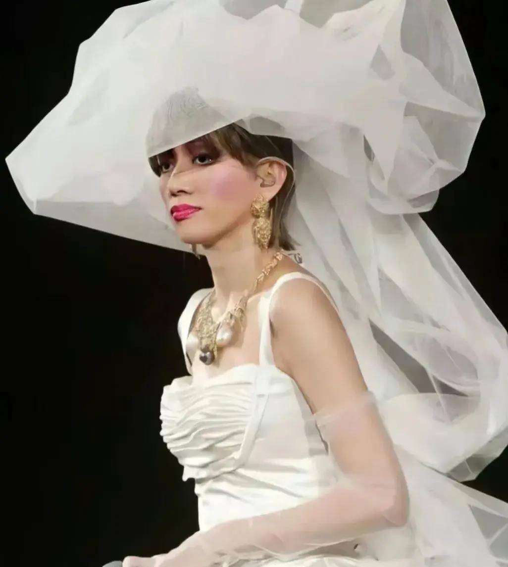 月入3500的铁路职工因模仿梅艳芳迅速走红月入百万:我就是梅艳芳_张丽