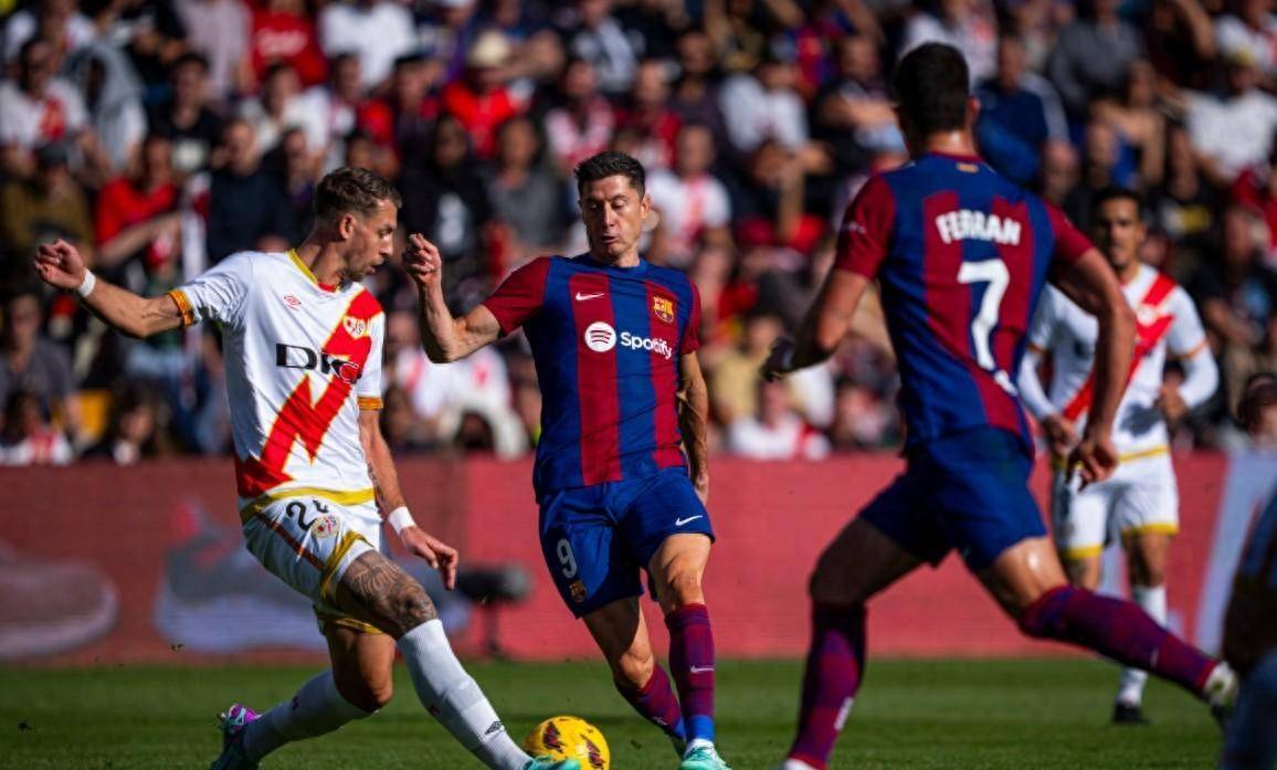 莱万造乌龙救主,哈维克星给皇马送礼,5战巴萨保持不败!