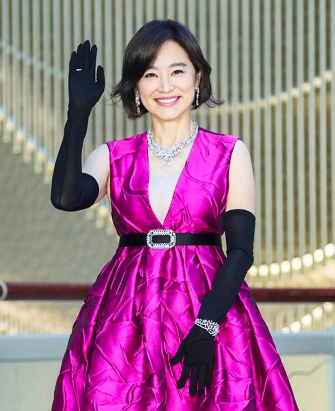 许久没有公开露面于荧幕前的林青霞回到台湾支持法国珠宝品牌卡地亚的