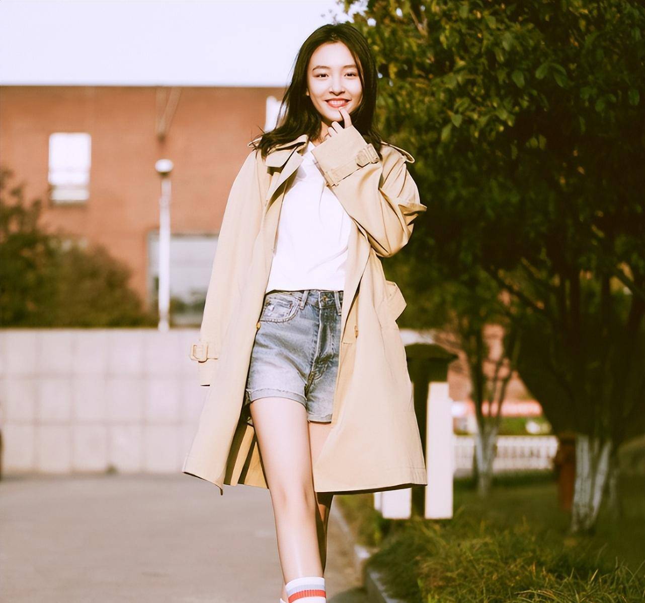 "莲花"牛仔裤搭配米白色风衣,吴倩和女神都好看!