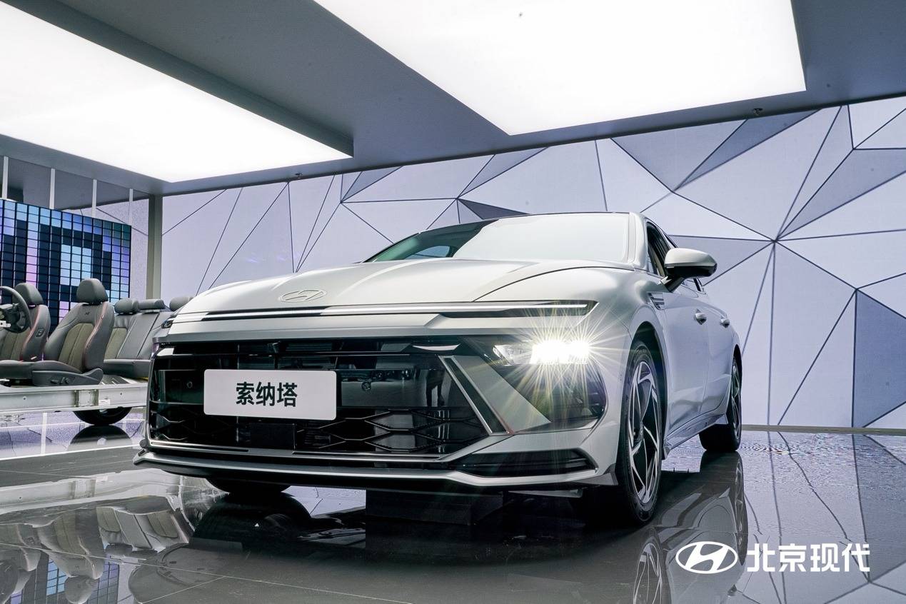 它不仅代表着北京现代旗舰轿车的技术图腾,更是汽车设计领域的一座"