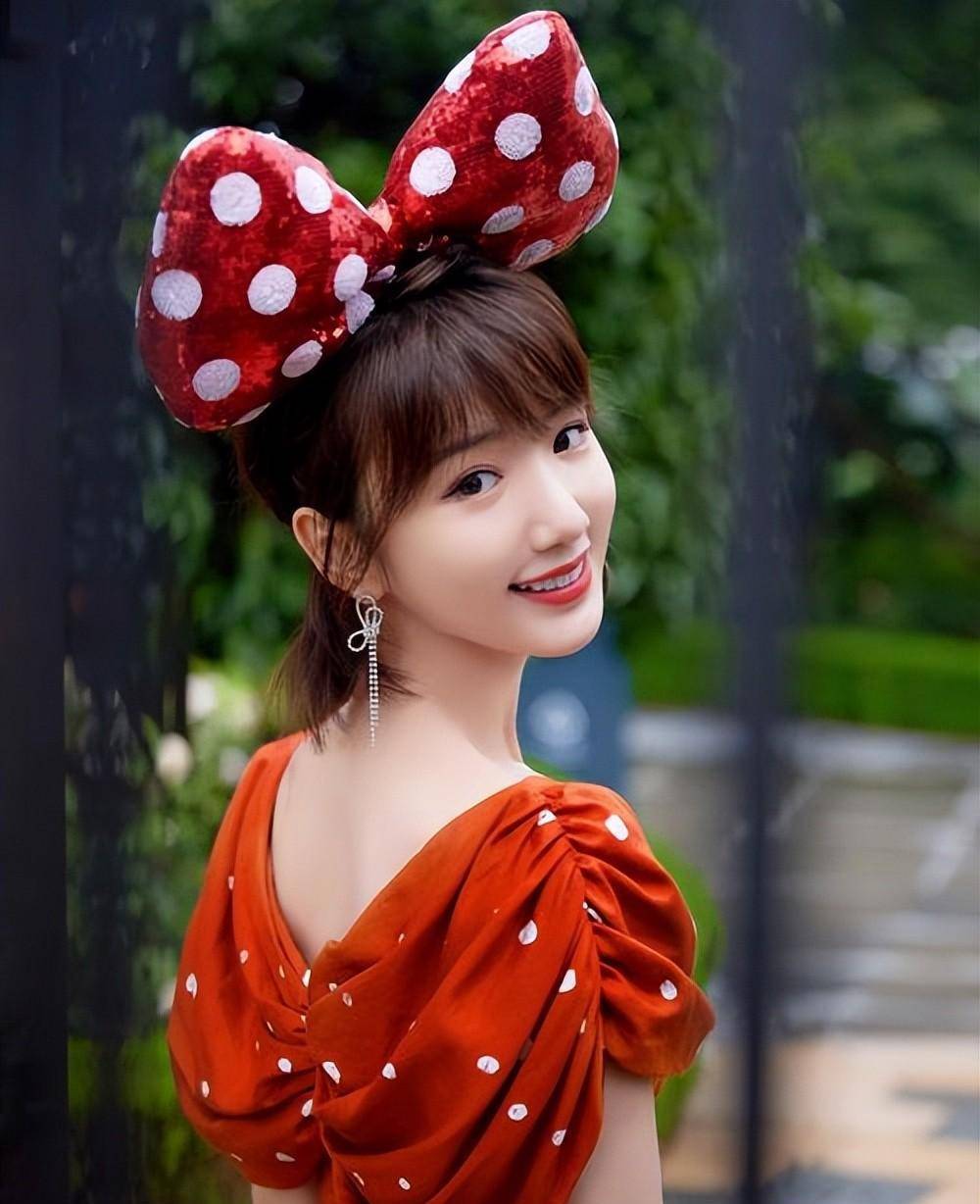 毛晓彤:被亲爹索要5000万,被4年男友背叛,泪水和失望成就了她