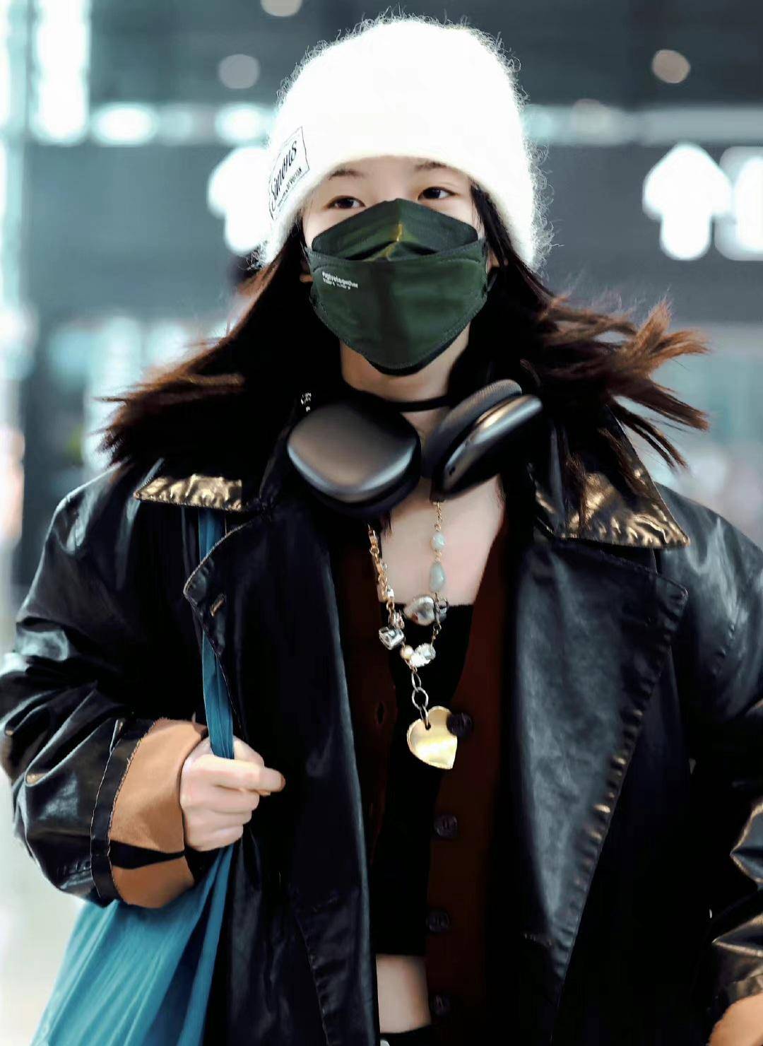 李庚希机场私服,黑色风衣叠穿针织开衫配牛仔裤,帅气