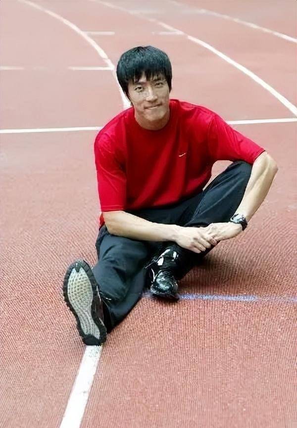最后,2004年雅典奥运会,刘翔达到了职业生涯的巅峰.