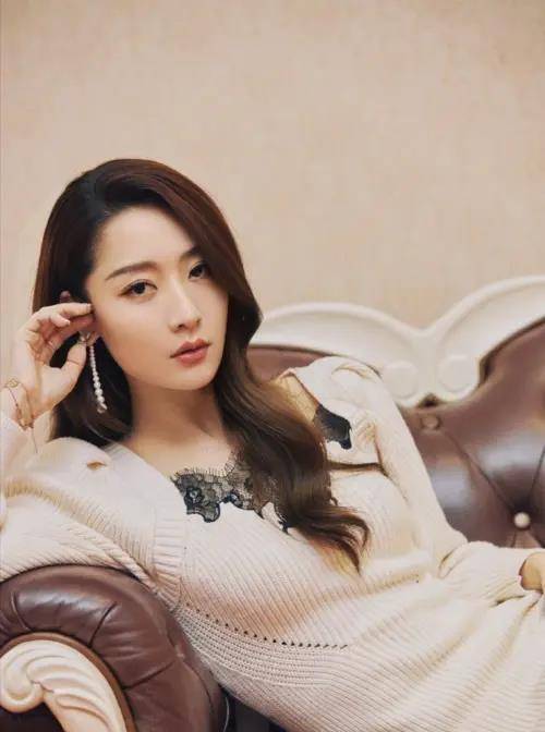 白冰:37岁依旧惊艳,颜值与身材风华绝代_岁月_榜样_演艺事业