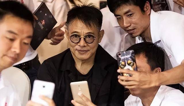 头戴花染黄发,和向佐女儿上演隔代亲,像奶奶_向华强_双方_夫妇