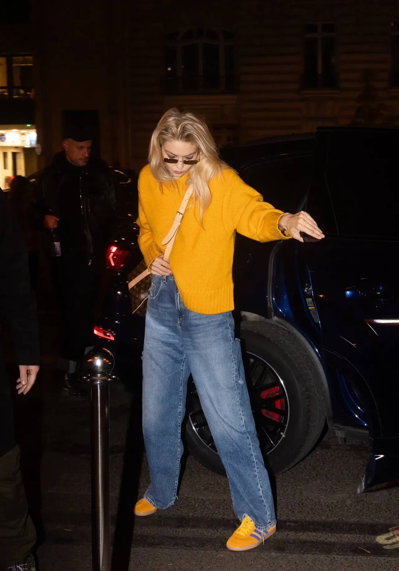 毛衣 牛仔裤,穿彩色,更抢镜,超模吉吉哈迪德穿得时髦有型_黄色_时尚