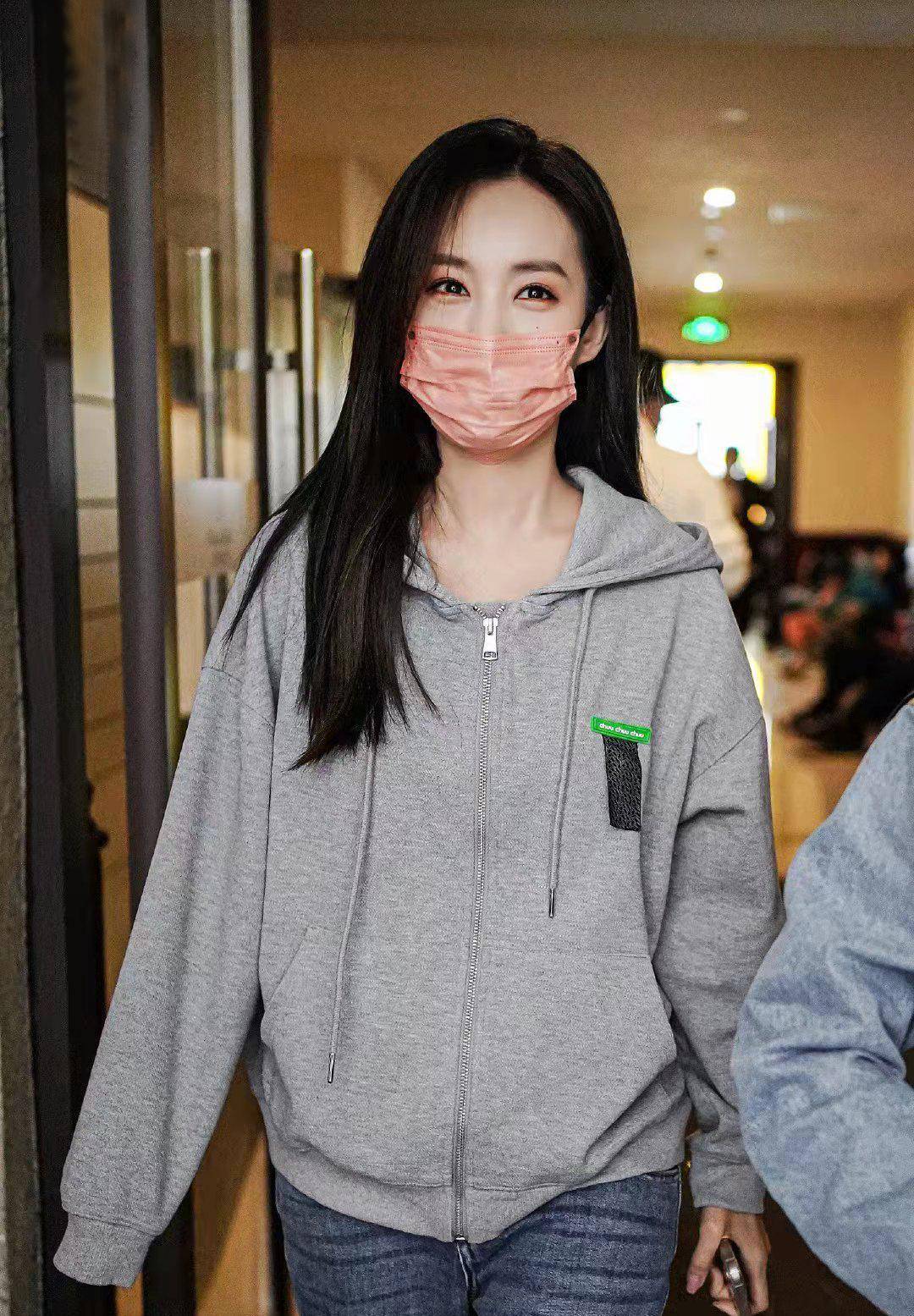 李一桐穿灰色连帽开衫配蓝色时尚牛仔裤,干练大方又得体_版型_裤腿