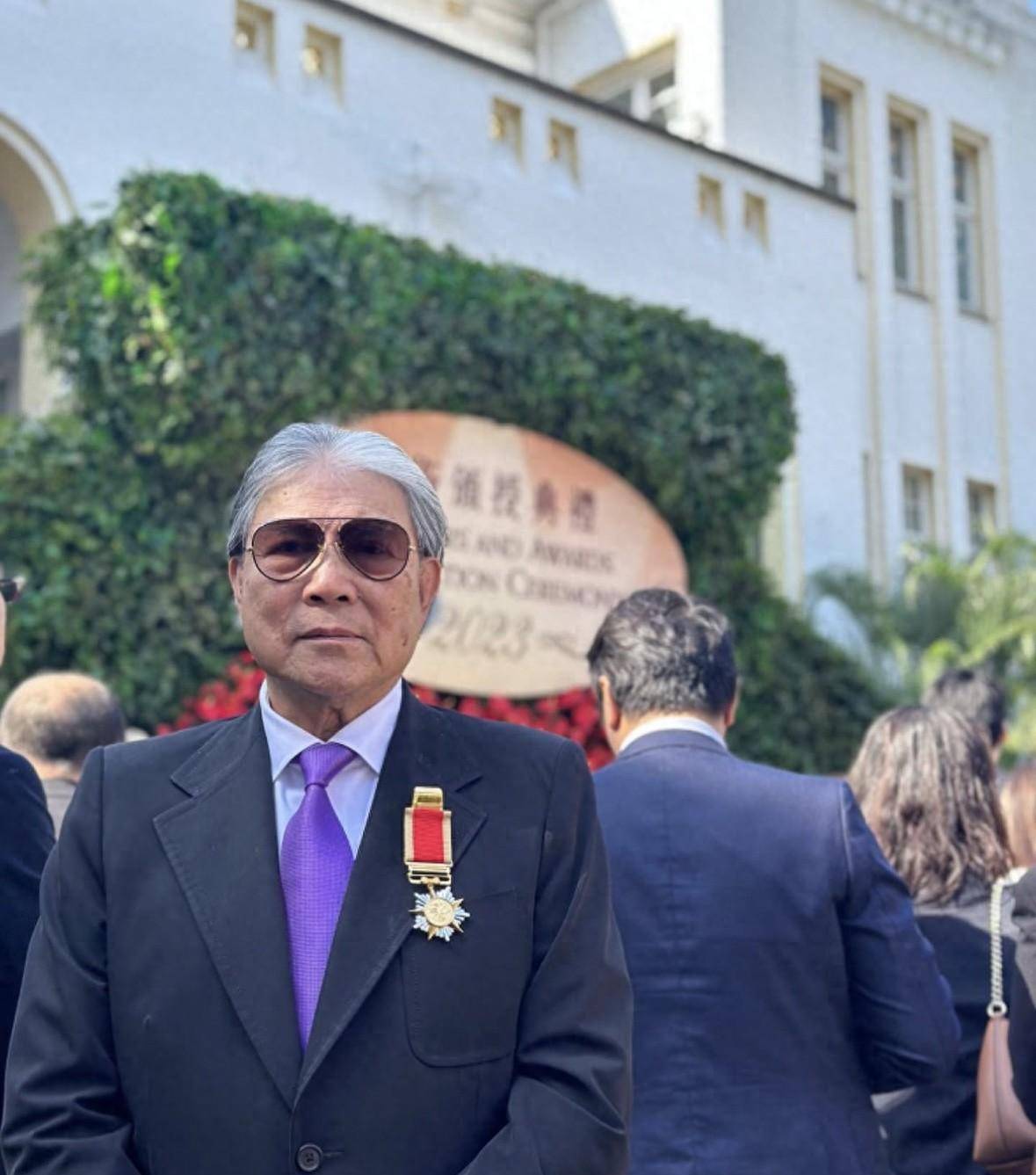 77岁霍震霆出席授勋仪式,满头白发神采飞扬,仨子与儿媳到场见证_紫荆