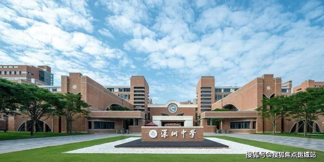 龙华区教科院附属外国语学校(距离约300米左右),展华实验学校(项目