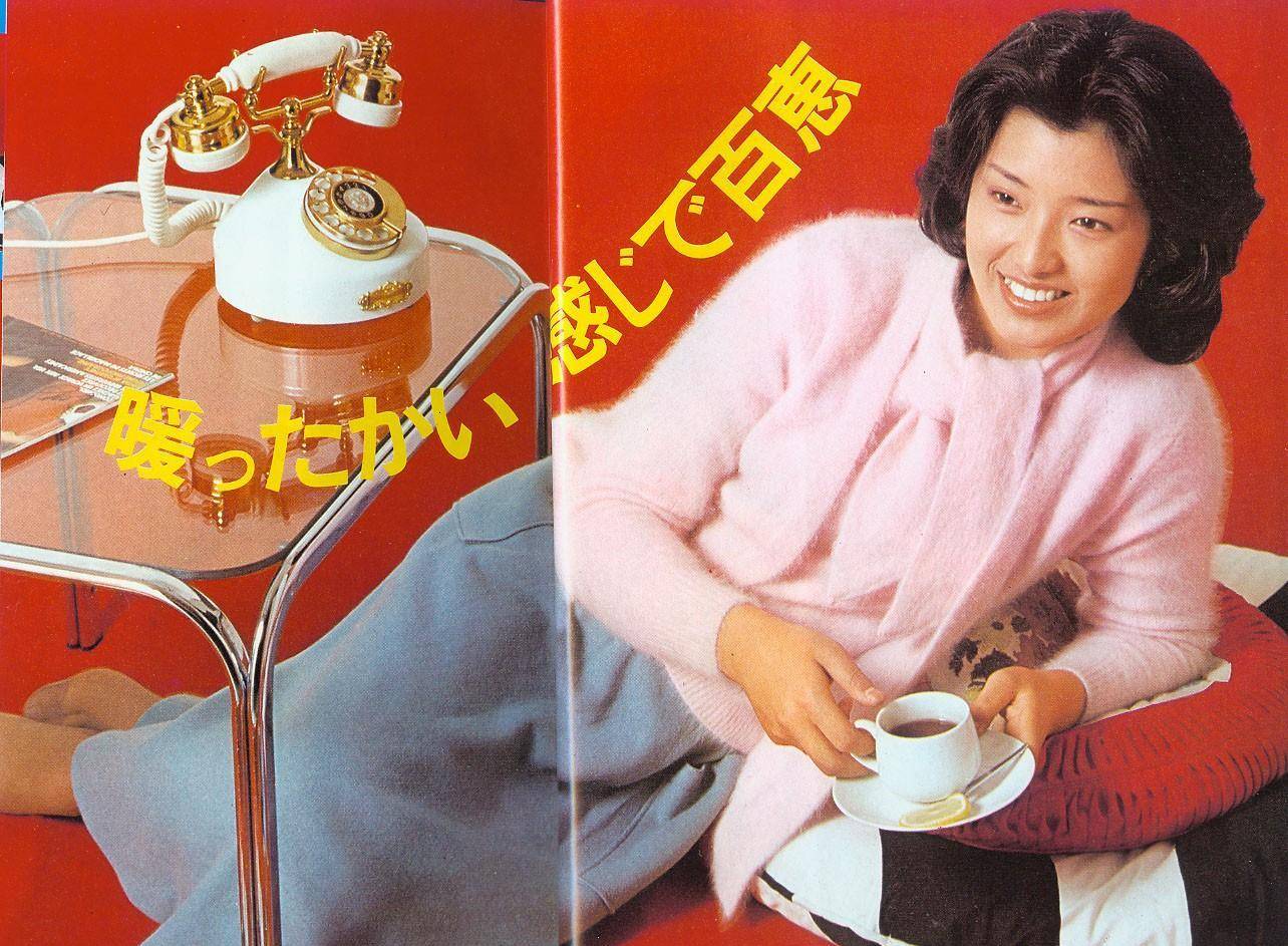 山口百惠随后叠搭了一件同色同材质的丝带毛衣,增添了优雅气质,甜美又