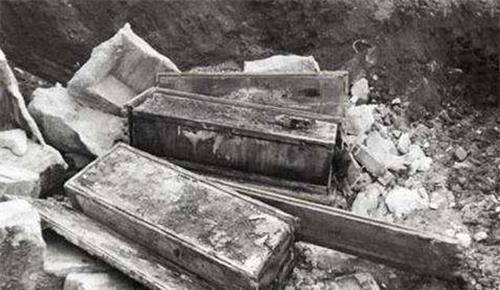 晚清四大名臣李鸿章:坟墓被人炸出,尸骨挂在拖拉机后面拖行游街_北洋