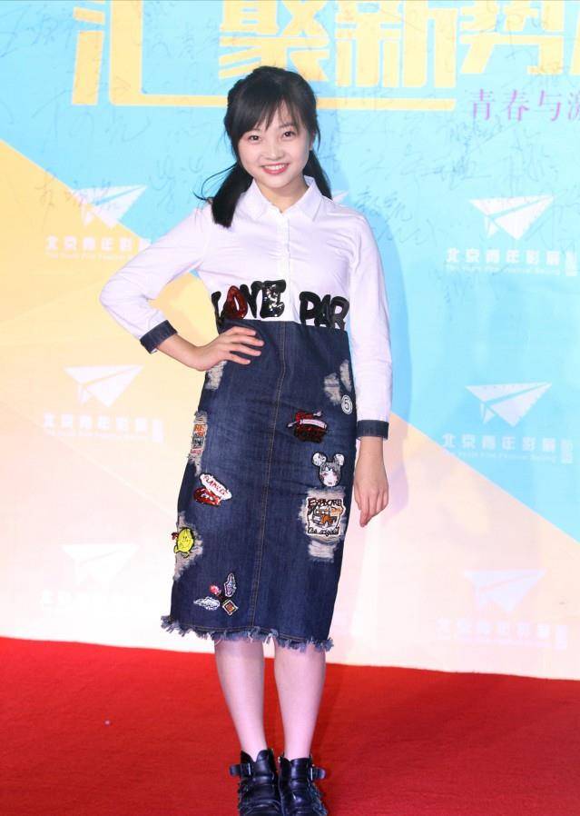 林妙可没有小姑娘的清纯感,开衫配印花裙有点显肉,看脸挺纯熟_裙子