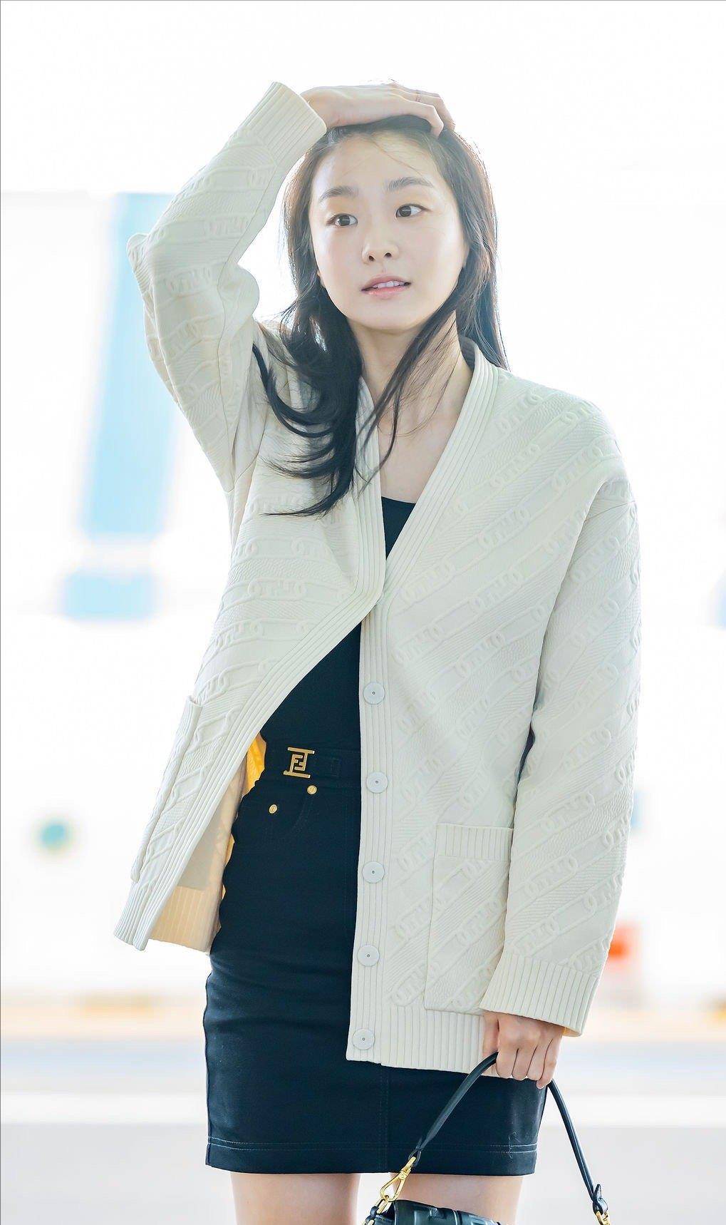 金多美机场私服曝光,白色开衫搭配黑色半裙秀大长腿_时尚_质感_经典