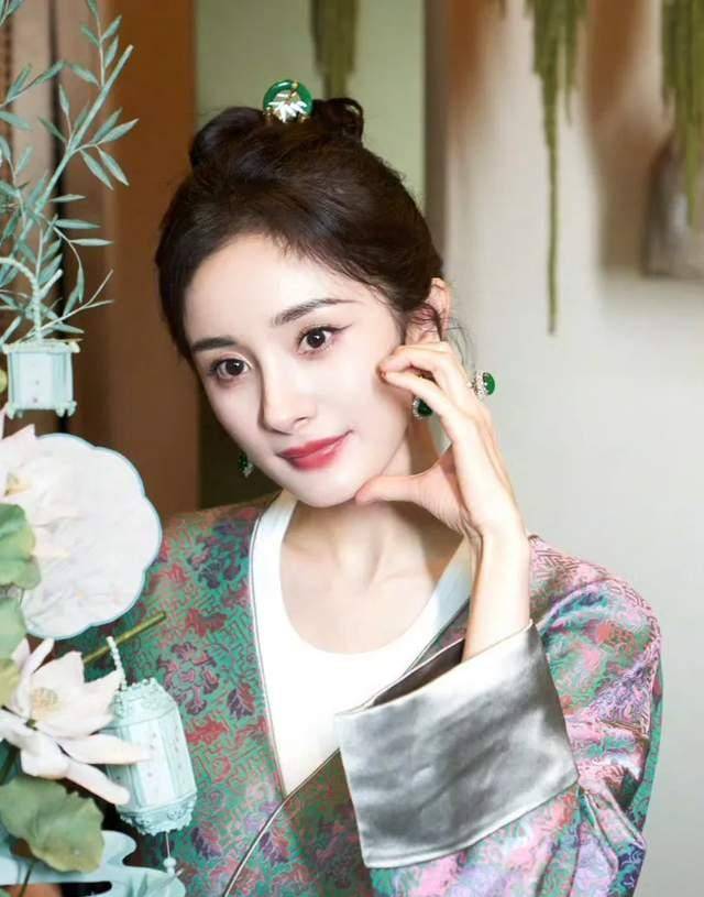 杨幂戴翡翠被笑上了年纪,转型的作品还没来,造型先出圈_赵丽颖_工作