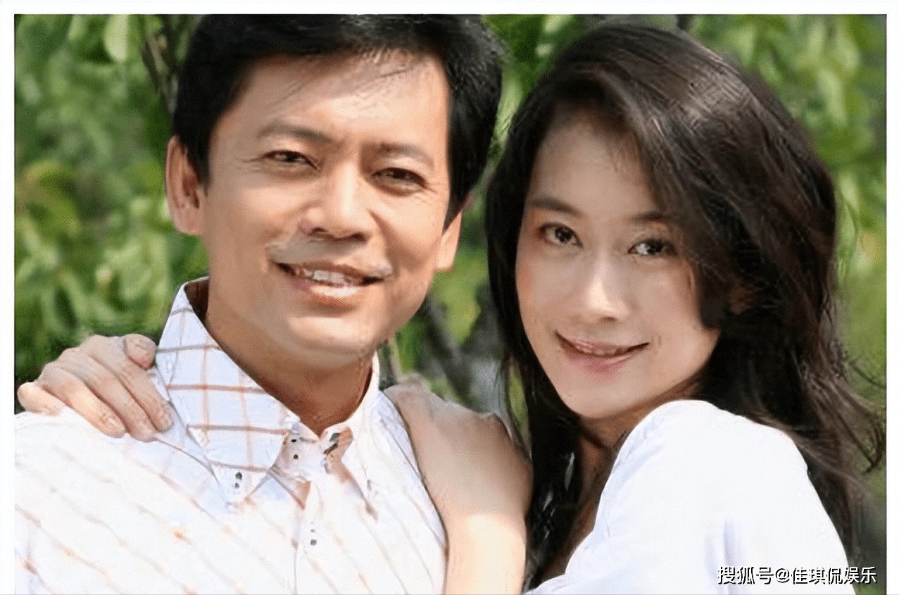 他错过巩俐,29岁娶初恋为妻,携手相伴30年_何政军_表演_范雨