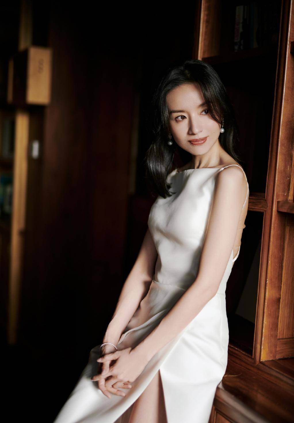 董洁一袭白裙清纯靓丽,剪锁骨发美回当年冷清秋_女性_裙子_的设计