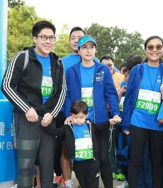 霍中曦识大体,父母纪念日带俩妹妹早睡,允许郭晶晶霍启刚出门玩_家庭