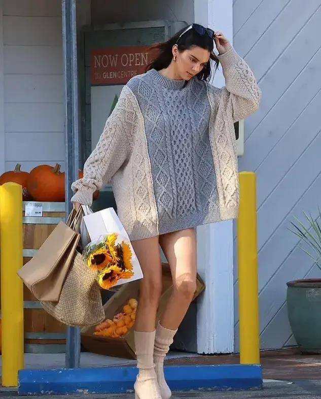 肯德尔詹娜外出时大秀长腿,针织长毛衣配米色靴子,看起来美极了_时尚
