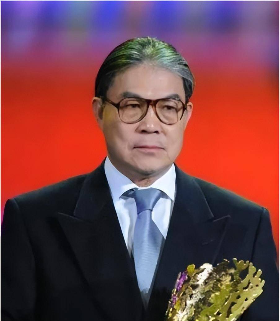 77岁霍震霆获大紫荆勋章,郭晶晶精心打扮气场强,三子到场祝贺_香港