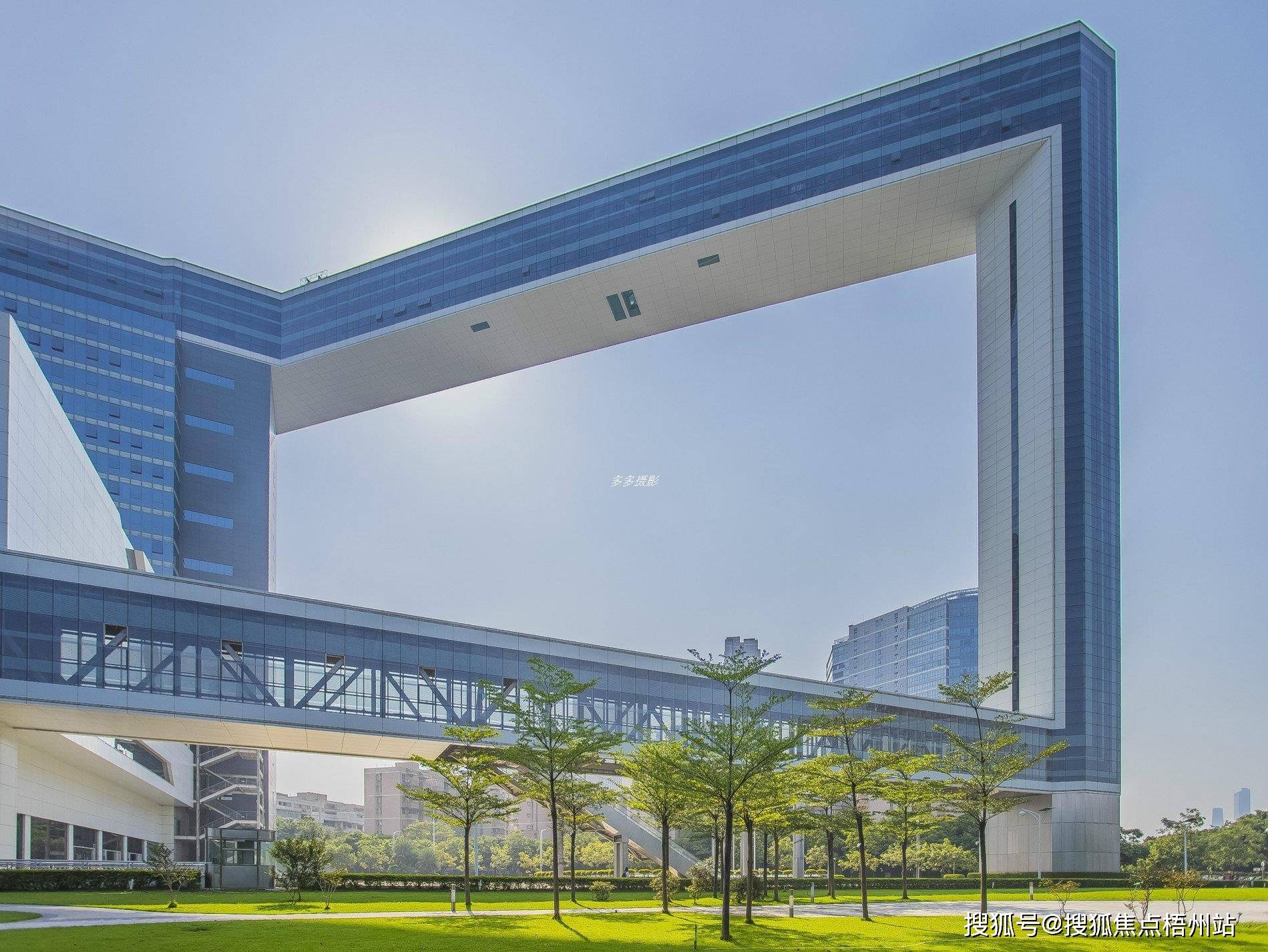 三,中洲交易中心交通配套:公交:1:琶洲大桥南距离:322m,公交线路:461