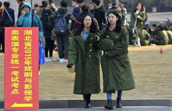 大学生不穿涨价的羽绒反而流行穿军大衣_时尚_穿着_年轻人