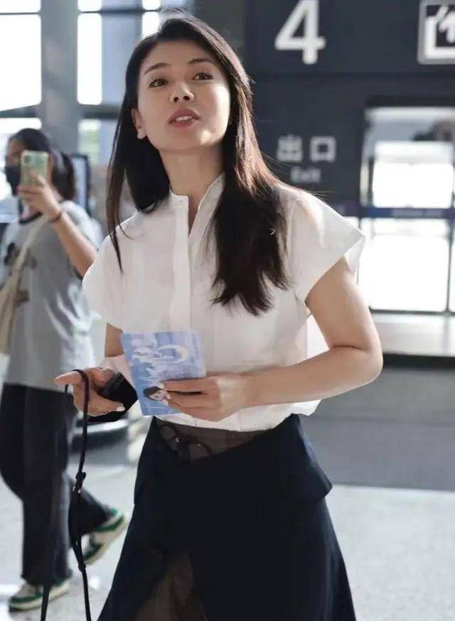 刘涛这审美真一言难尽,穿两条裙子赶时髦,却暴露大象腿_层次感_视觉