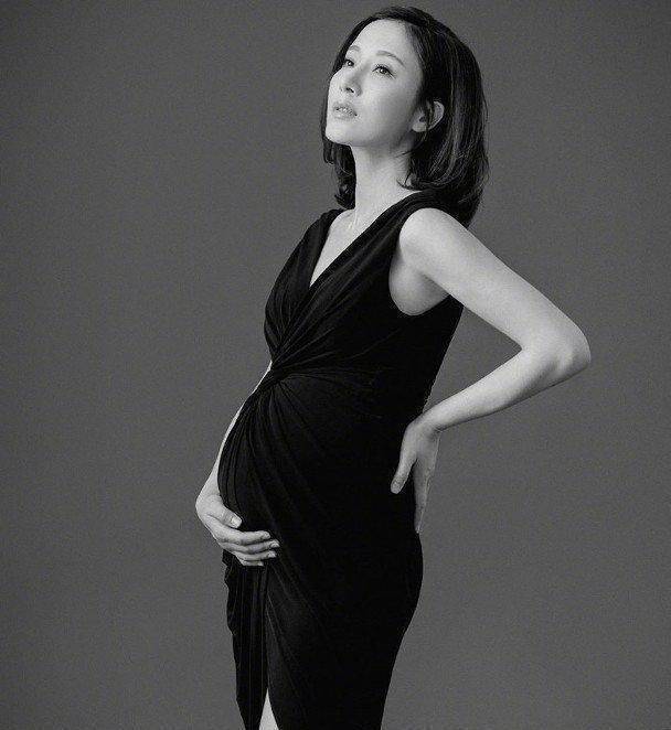 41岁杨怡挺11月大肚拍写真照!