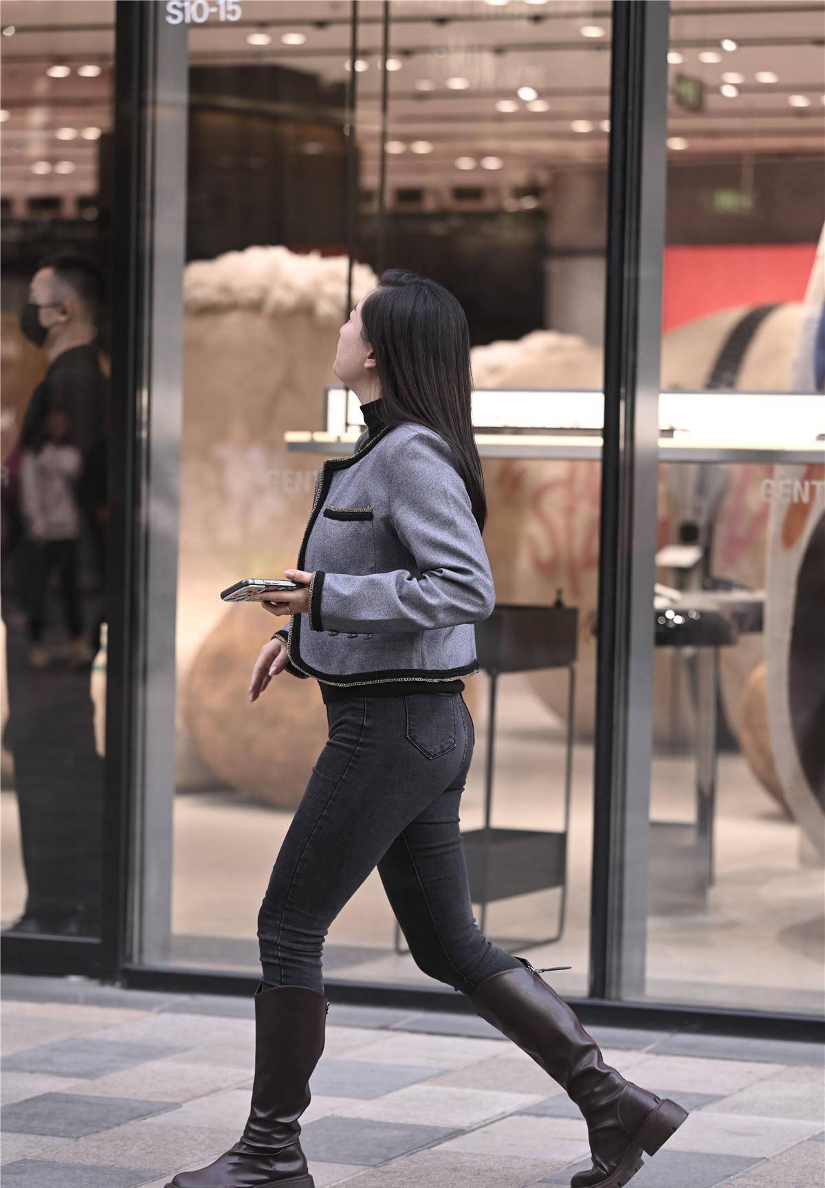 紧身牛仔裤搭配长靴,秋冬季节双层的保暖效果,小腿肯定不会冷_黑色