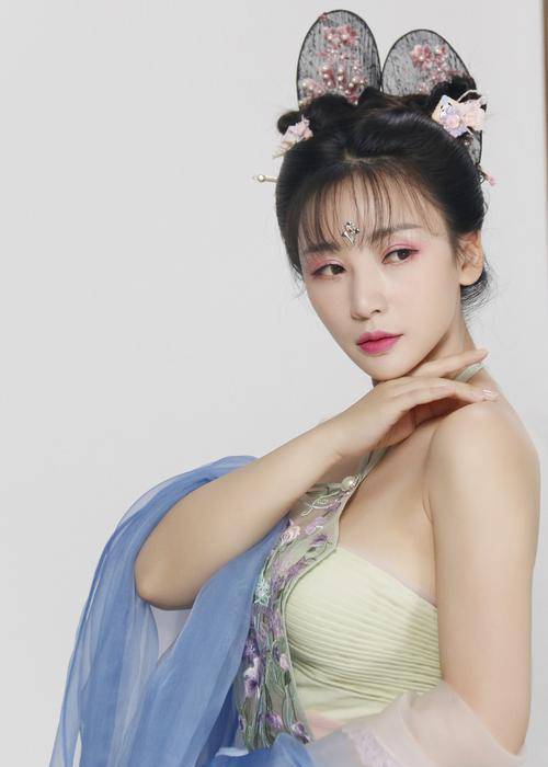 43岁柳岩,大胸女神才是真尤物!饱满丰腴太性感了!_魅力_表演_音乐