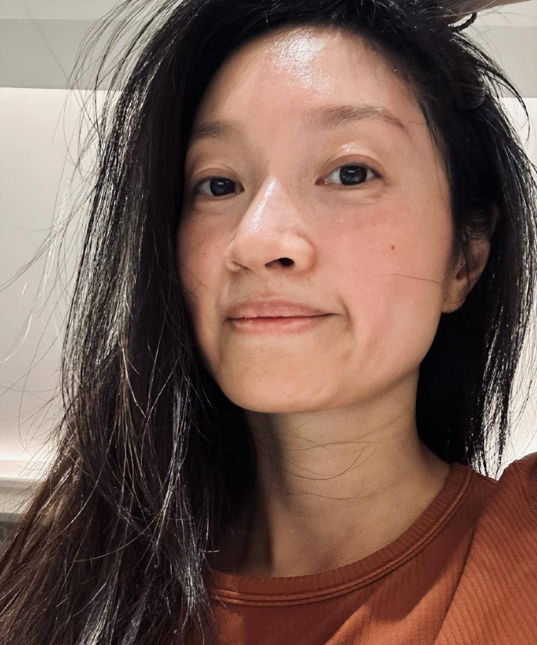 朱亚文妻子生病晒照,头顶乱发唇色苍白好憔悴,素颜状态引热议_生活