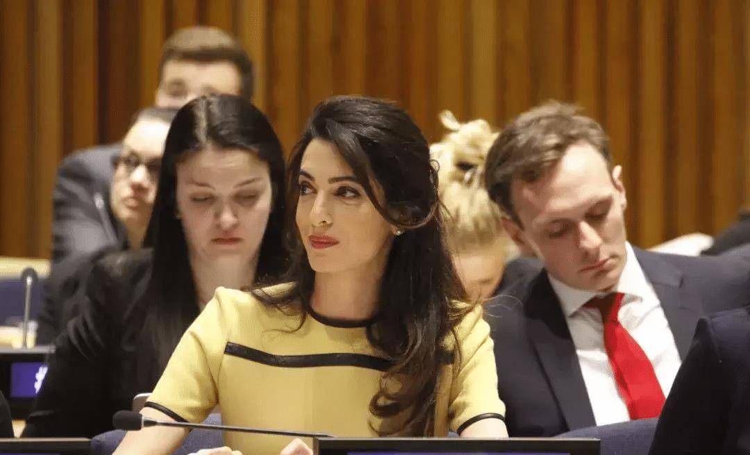 "最美律师"amal clooney:看了她的连衣裙穿搭,才知道有多优雅_艾莫