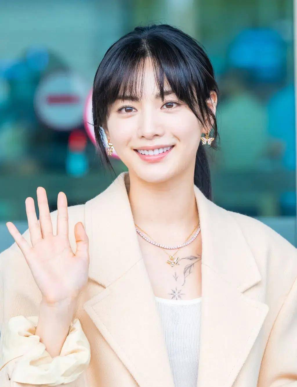 林珍娜真漂亮,他的鹅黄色剪影优雅大方,黄金比例的身材真是太吸睛了!