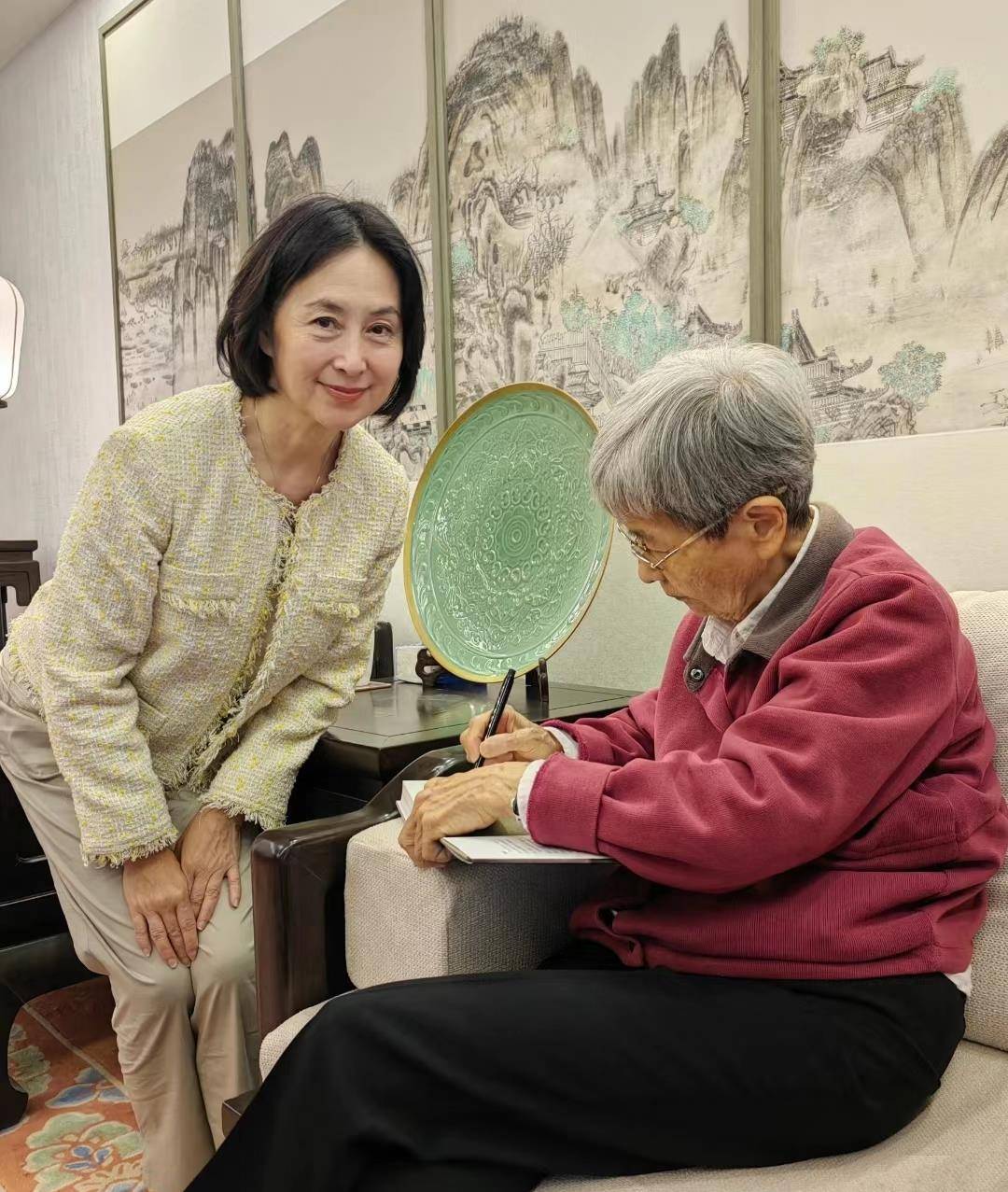 何超琼现身敦煌,小香风搭配休闲裤超减龄,没有佩戴任何珠宝首饰